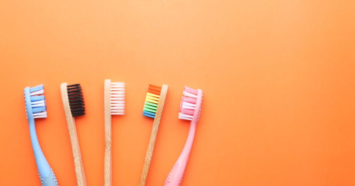 入れ歯用歯ブラシってどんなもの？普通の歯ブラシとの違い