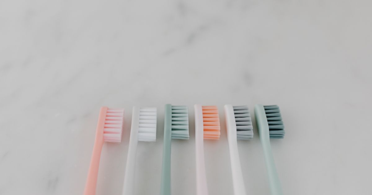 100均3社の入れ歯用歯ブラシを徹底比較！