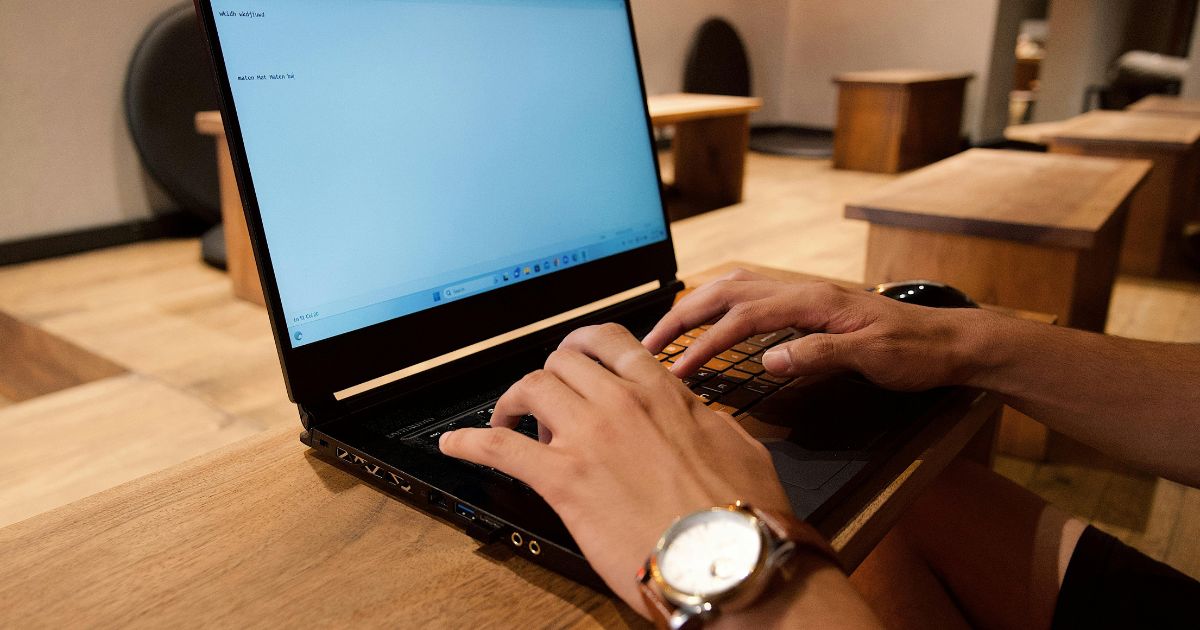 夜や特定の時間帯に遅くなる理由と対処策