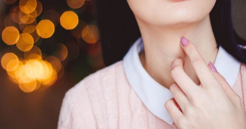 首の長さ「指4本」が気になってしまう理由