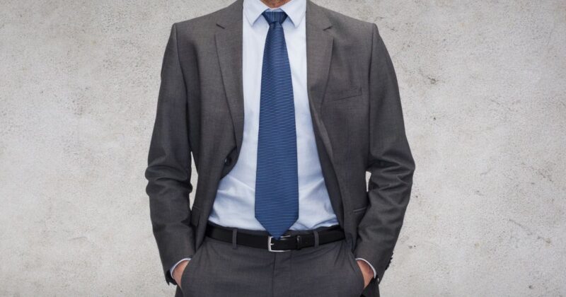 メンズスーツ選びで後悔しないのはどっち?