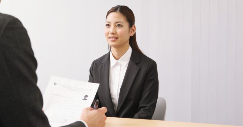 就活スーツを選ぶならどちらが安心感ある?