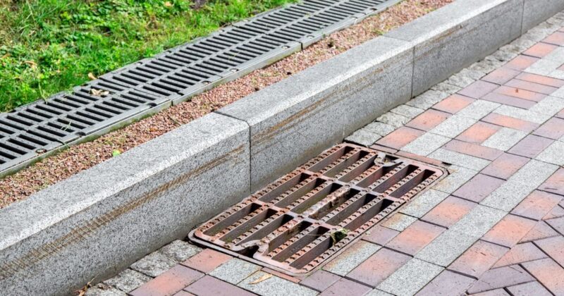 側溝の蓋は「隙間・長さ・角度」を意識すると持ち上げやすい