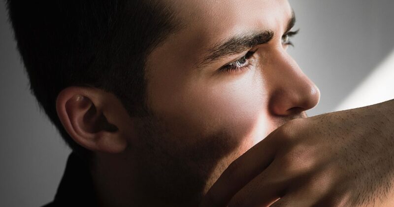 口元を隠す男性心理とは？最初に知っておきたいこと